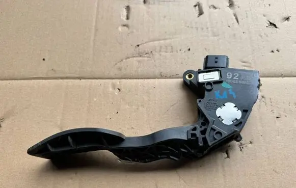Nissan Micra Accelerator throttle pedal 180021HM0A 18710A 00338