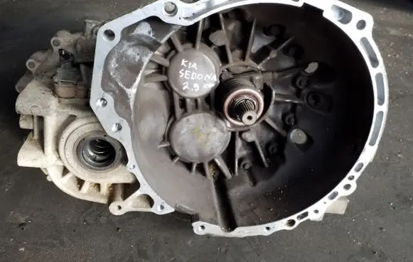 KIA Sedona Manual 5 speed gearbox 4300038050 Y060911216