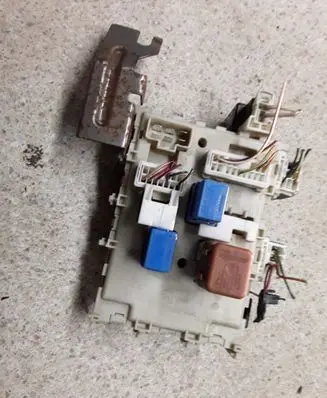 Nissan Almera N16 Fuse module 243505M310
