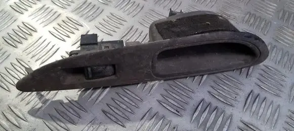 Nissan Primera Electric window control switch 82961av760