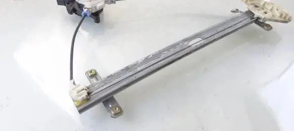 Honda FR-V Front window lifting mechanism without motor