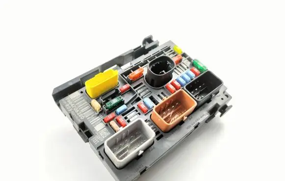 Peugeot 308 Fuse module 9664706280