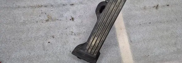 Accelerator throttle pedal