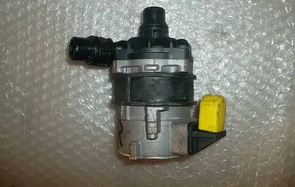 Mercedes-Benz S W222 Water pump A0005001986