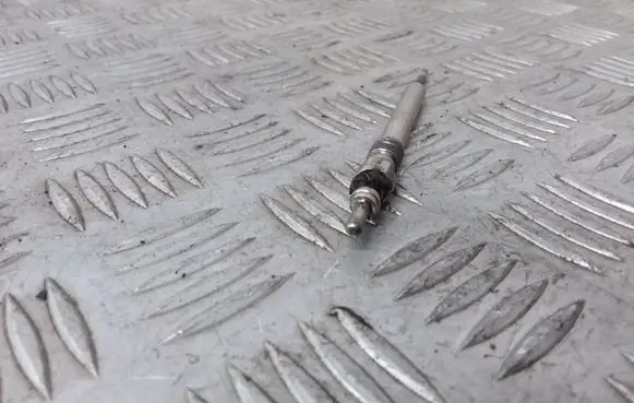 Volkswagen PASSAT B7 Glow plug 03L963319 0250403007