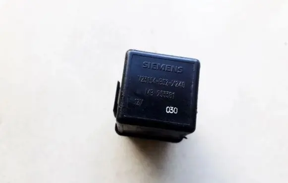 Volvo S40, V40 Glow plug pre-heat relay mb953381 v23134-b52-x240