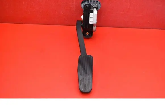Accelerator throttle pedal
