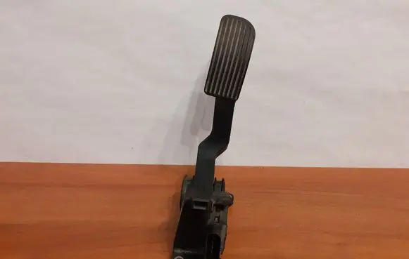 Mercedes-Benz Vito Viano W638 Accelerator throttle pedal 0281002335 A9013000404