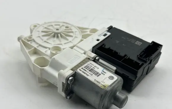 Volkswagen PASSAT B7 Front door window regulator motor 561959702 S0525H002