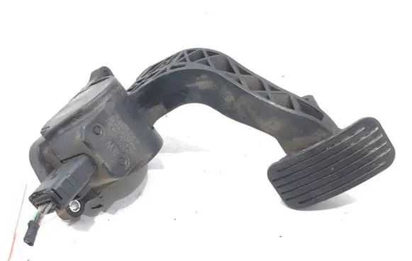 Accelerator throttle pedal