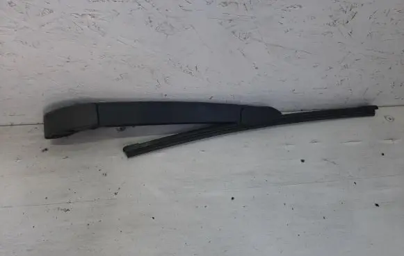 Rear wiper blade arm