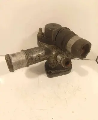 Volkswagen PASSAT B5.5 Engine coolant pipe/hose 038121133A