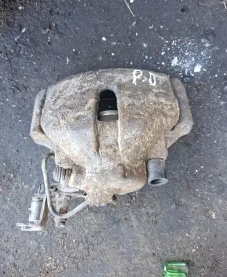Volkswagen PASSAT B5 Front brake caliper