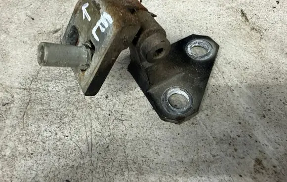 Volkswagen Golf V Front door upper hinge