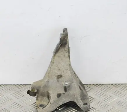 BMW 1 E81 E87 Engine mounting bracket 6781916