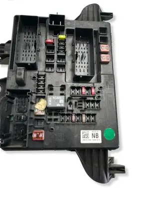 Opel Insignia A Fuse module 13277318 02400110710