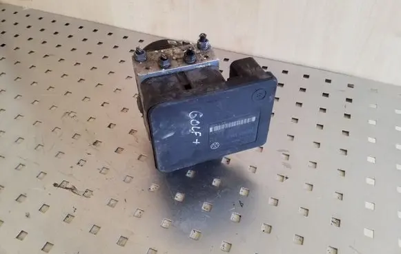 Volkswagen Golf V ABS Pump 1K0907379Q 1K0614517M