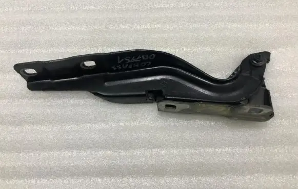 Engine bonnet/hood hinges