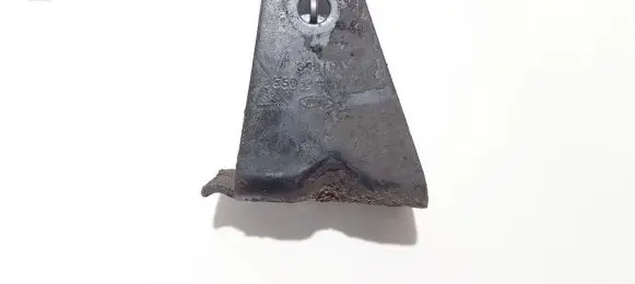 Engine mounting bracket