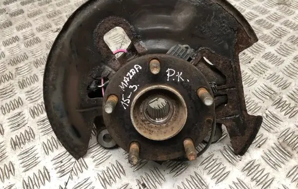 Mazda 3 III Front wheel hub