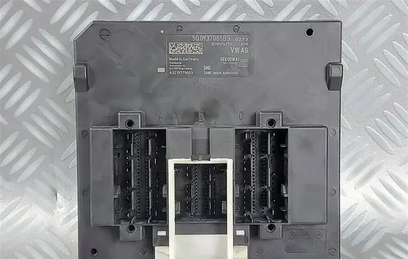Volkswagen Golf VII Fuse module 5Q0937085BS