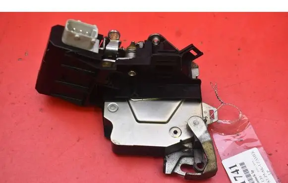 BMW 5 E39 Front door lock 8352165