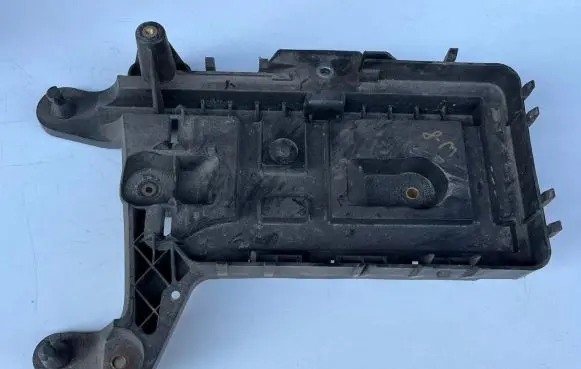 Volkswagen PASSAT B6 Battery tray 1K0915333C