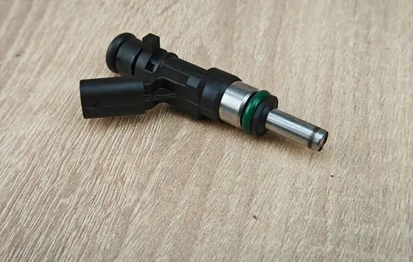 BMW X5 G05 Fuel injector 8483304