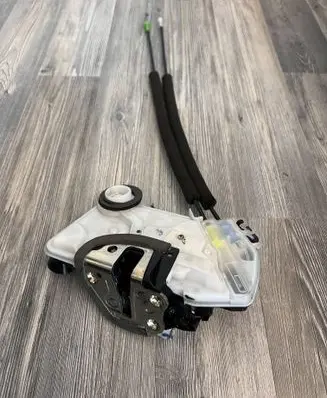 Toyota C-HR I Front door lock 