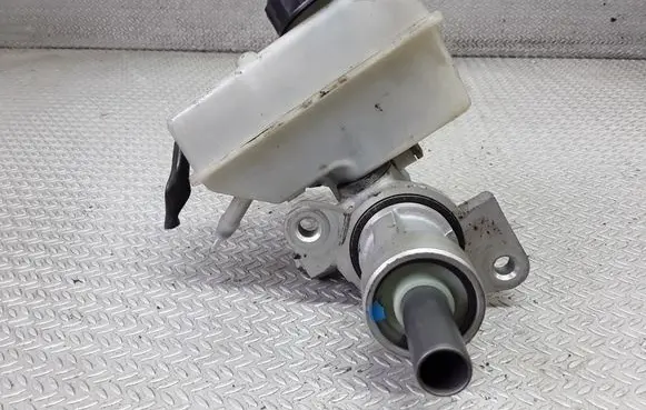 Mercedes-Benz E W210 Master brake cylinder A2024300202