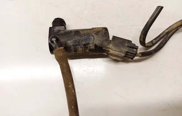 Ford Mondeo Mk III Windscreen/windshield washer pump 1S7117K624DD