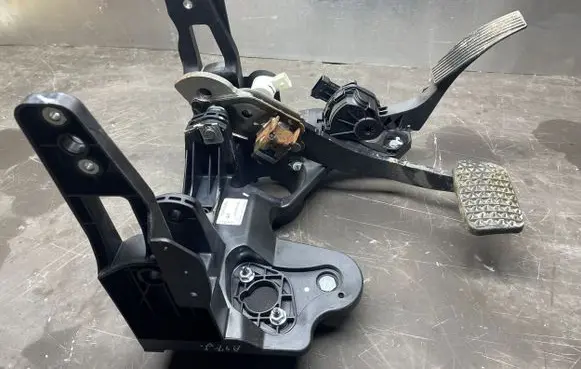 Opel Astra J Pedal assembly 13400080