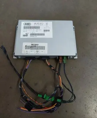 Volkswagen Jetta V Antenna control unit 8E0035593D