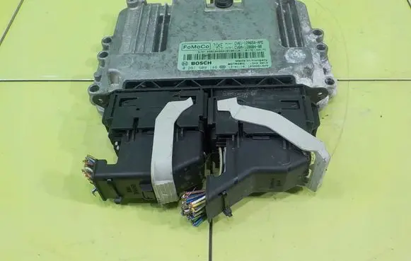 Ford Focus Engine control unit/module CV6112A650AME TP175