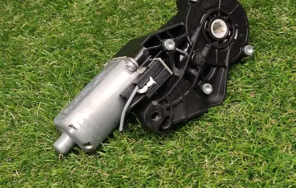 Mercedes-Benz E W212 Seat adjustment motor 825843714 0390203367