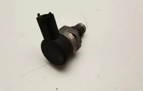 Volvo XC90 Fuel pressure regulator 30777576 23718104 0281002712