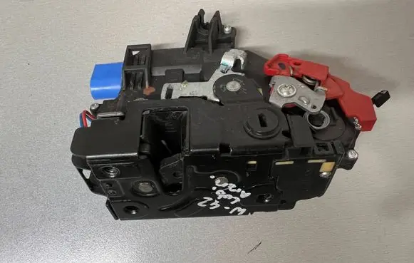 Volkswagen Golf VI Rear door lock 7L0839015E 981637400
