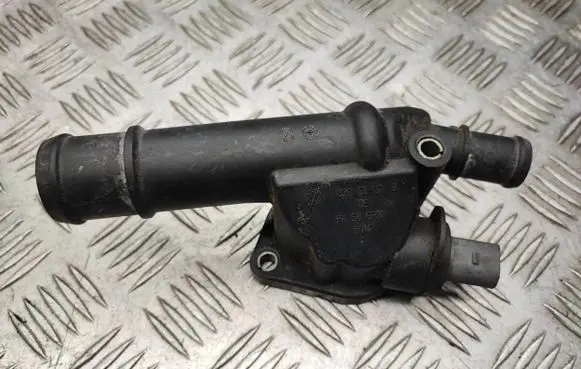 Volkswagen PASSAT B6 Engine coolant pipe/hose 03G121132B