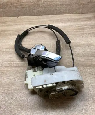 Nissan Pathfinder R51 Front door lock 22305G
