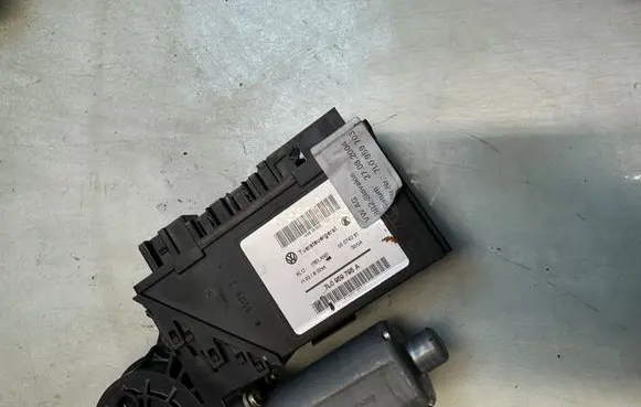 Porsche Cayenne (9PA) Rear door window regulator motor 7L0959795A