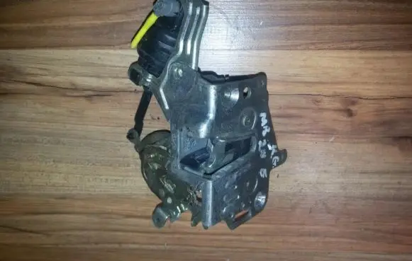 Mercedes-Benz C W202 Rear door lock 2027300535