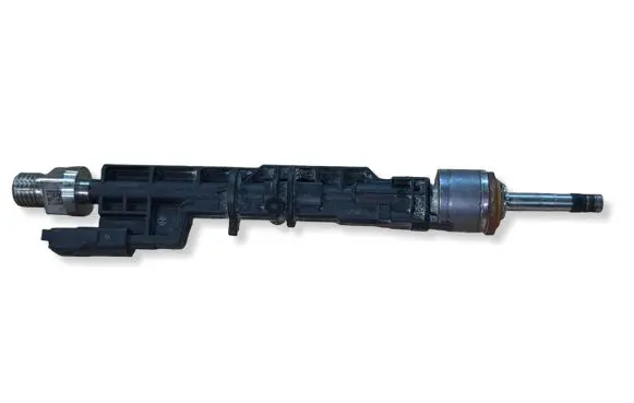 BMW 8 G16 Fuel injector 10213541