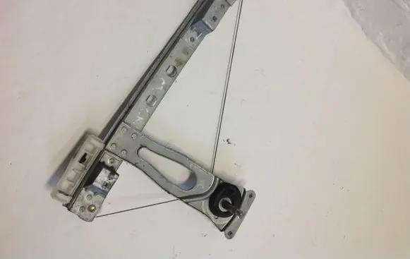 Rear window lifting mechanism without motor