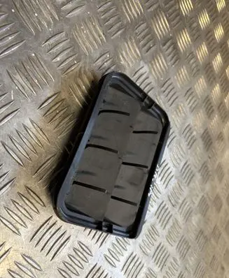 Quarter panel pressure vent