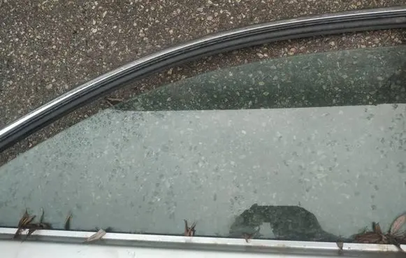 Honda CR-V Front door window glass four-door as2