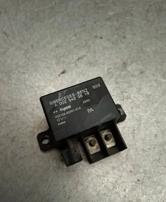 Mercedes-Benz E W211 Charging relay A0025423819 V23132A2001X14