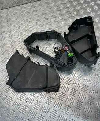 Volkswagen Touareg II Fuse box cover 7l0937615 7p0937576b