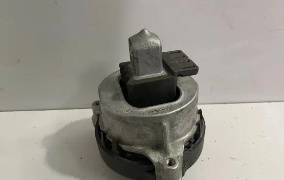 BMW 5 G30 G31 Engine mount bracket 9488384