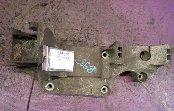 Skoda Octavia Mk1 (1U) Power steering pump mounting bracket 06A903143P