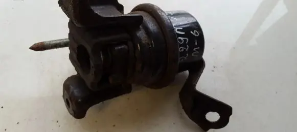 Mazda 6 Engine mount bracket